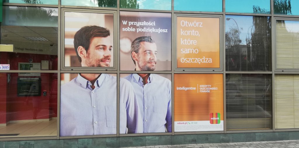 Oklejanie szyb i witryn sklepowych reklamą- realizacja