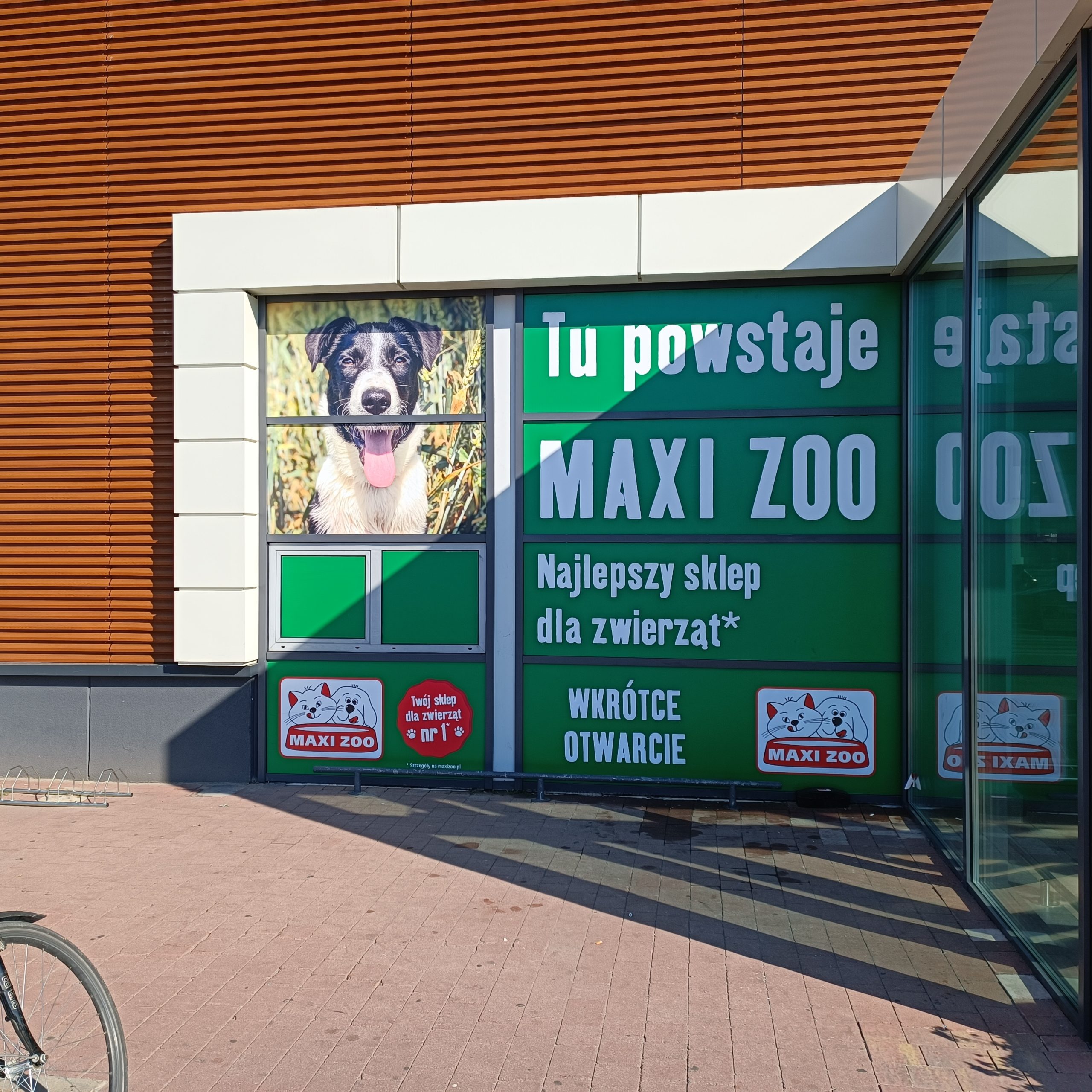 Oklejona witryna reklamą- przykład