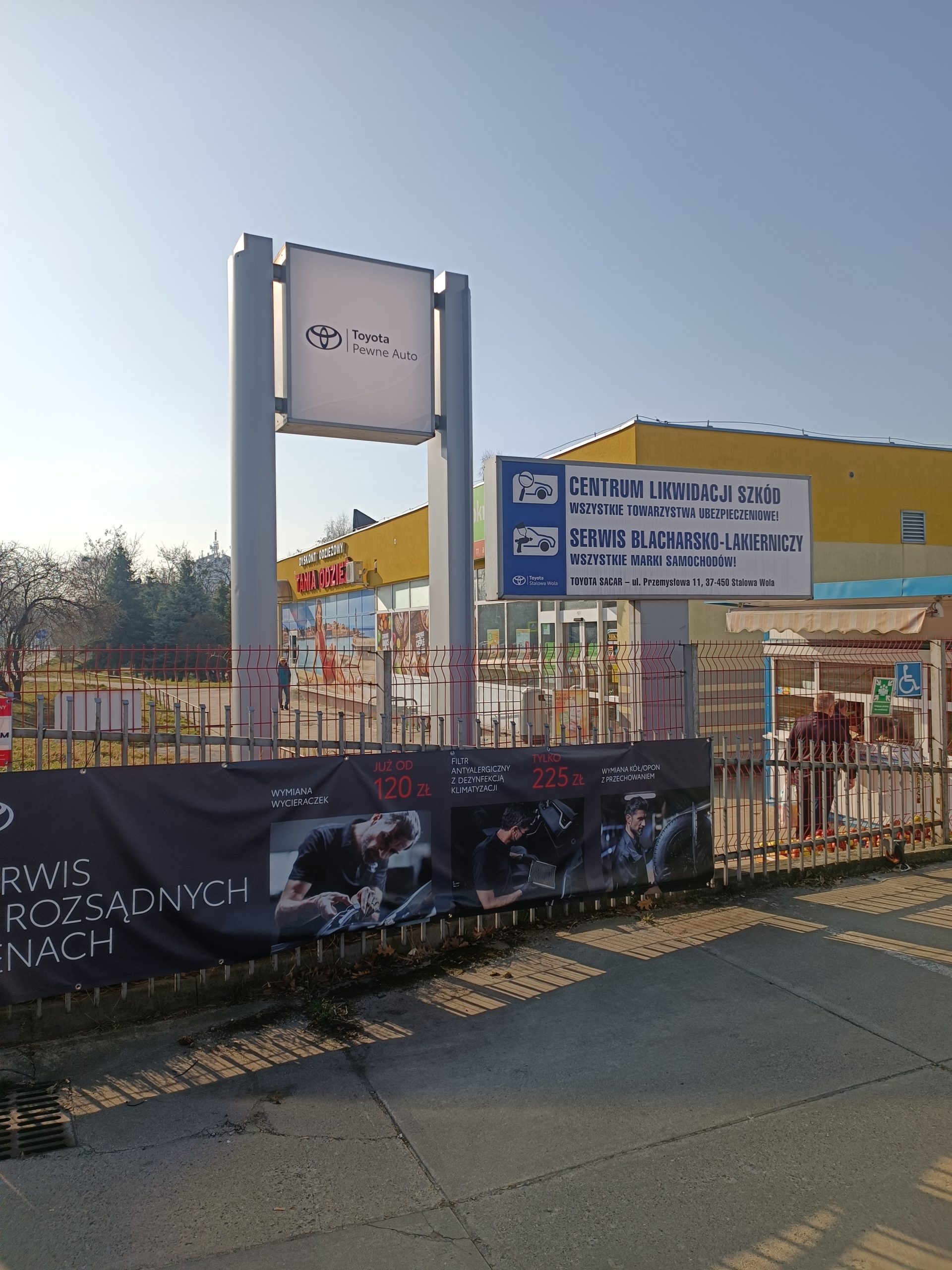Montaż pylonu reklamowego- przykład